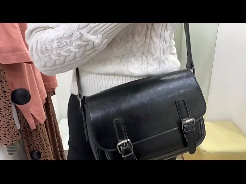 ❤️ Јавна мастурбација на младата кучка FeralBerry со дилдо во фитинг просторијата ❌ Квалитетен секс кај нас ❤